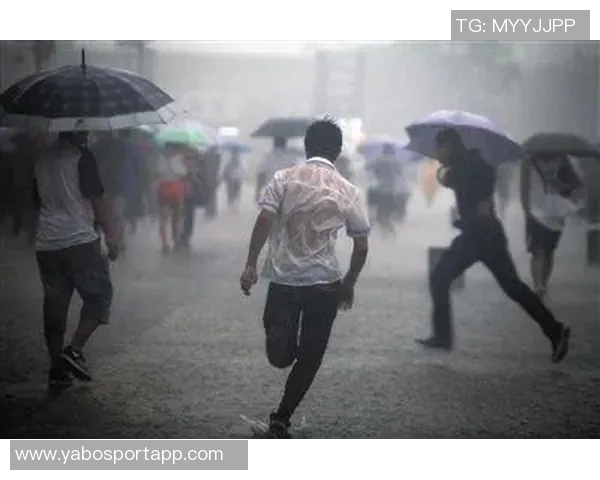 因暴雨导致球场积水严重欧协联一场比赛被迫中断引发关注 因暴雨导致球场积水严重欧协联一场比赛被迫中断引发关注