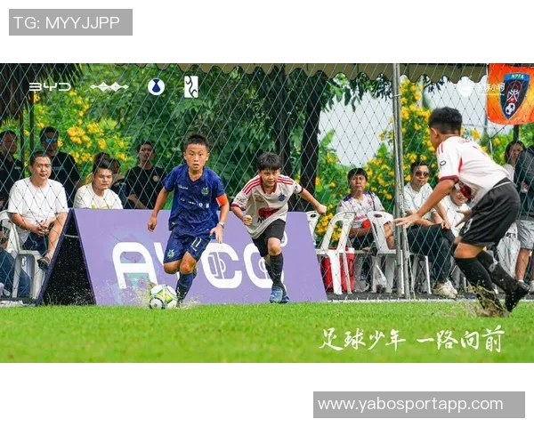 中国足球小将2015年泰国夺冠全胜战绩决赛击败毛剑卿执教的上海卿训 中国足球小将2015年泰国夺冠全胜战绩决赛击败毛剑卿执教的上海卿训