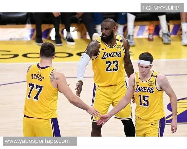 里夫斯赞詹姆斯无论传球还是投篮总能做出明智选择不受外界干扰 里夫斯赞詹姆斯无论传球还是投篮总能做出明智选择不受外界干扰